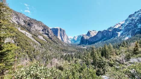 Malerische-Landschaft-Des-Yosemite-Nationalparks,-Granitfelsen,-üppige-Wälder,-Klarer-Himmel,-Natur,-Reisen,-USA,-Draußen,-Ikonische-Aussicht,-Wanderziel,-Wildnis