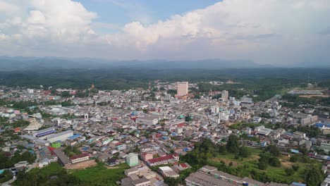 Ciudad-De-Betong,-En-El-Sur-De-Tailandia,-En-La-Frontera-Con-Malasia,-La-Ciudad-Más-Al-Sur-De-Tailandia,-En-La-Provincia-De-Yala,-En-El-Extremo-Sur-De-Tailandia,-Vista-Aérea-Con-Dron