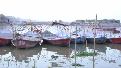 Barcos-Para-Peregrinos-En-El-Sagrado-Lugar-Religioso-Hindú-Triveni-Sangam,-La-Confluencia-De-Los-Ríos-Ganges-Y-Yamuna-En-Prayagraj