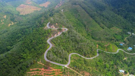 Escarpada-Carretera-Montañosa-Y-Sinuosa-Que-Atraviesa-Una-Plantación-De-árboles-De-Caucho-En-El-Sur-De-Tailandia,-Provincia-De-Betong-Yala,-Túneles-De-Piyamit,-Malasia-Comunista