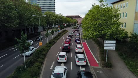 Time-lapse-Del-Movimiento-De-Inclinación-Hacia-Arriba-Del-Tráfico-De-La-Calle-En-Una-Intersección-En-El-Centro-De-La-Ciudad-De-Kaiserslautern