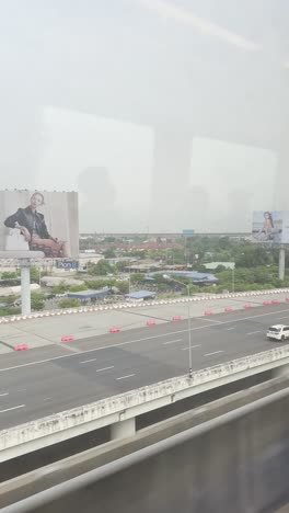 El-Asiento-De-La-Ventana-Del-Tren-Del-Metro-Local-Está-Circulando-Por-El-Puente-Con-Muchos-Coches-Que-Circulan-A-Alta-Velocidad