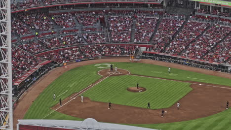 Cincinnati-Ohio-Aerial-V67-Rundflug-über-Den-Great-American-Ball-Park-Mit-Live-Baseballspiel-Auf-Dem-Feld,-Stadion-Voll-Mit-Fans-–-Aufgenommen-Mit-Mavic-3-Pro-Cine-–-September-2023