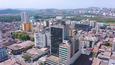 Sunny-Aerial-Drone-dolly-push-out-View-of-Aterrado-Neighborhood-in-Volta-Redonda,-Rio-de-Janeiro,-Brazil---Urban-Landscape