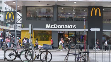 Eingehende-Ansicht-Von-Fußgängern,-Die-An-Der-Amerikanischen-Multinationalen-Fast-Food-Hamburger-Restaurantkette-McDonald&#39;s-In-Hongkong-Vorbeigehen