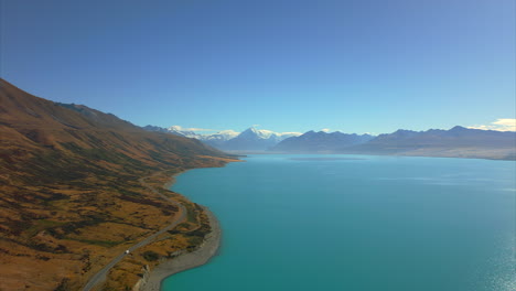 Volando-Sobre-El-Lago-Pukaki-En-La-Cuenca-De-Mackenzie-Hacia-Mont-Cook,-Aoraki-En-Nueva-Zelanda