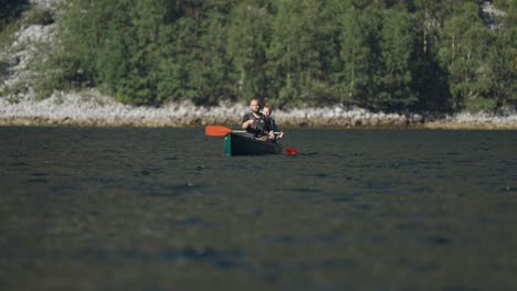 Una-Pareja-Joven-Navegando-En-Canoa-Por-El-Fiordo-De-Naeroy