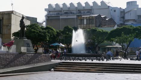 Fountain,-pigeons,-and-people-in-San-Francisco-Plaza,-Cali-Colombia