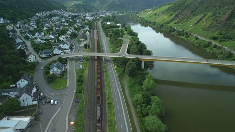 Un-Tren-De-Mercancías-Pasa-Por-Una-Romántica-Ciudad-Vinícola-Llamada-Kobern-Gondorf-En-El-Río-Mosela,-En-Alemania.