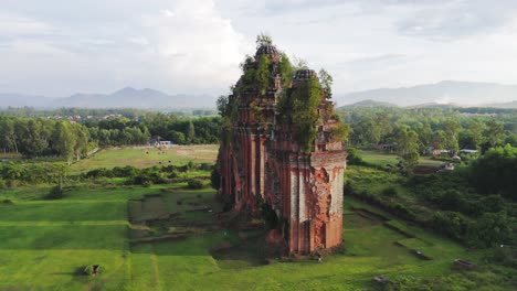 Torres-Del-Templo-Cham,-Duong-Long,-Vietnam.-Drone-Rotando