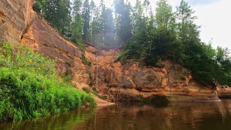 Schwenk-über-Den-Gauja-Nationalpark-Mit-Dem-Gauja-Flussufer-Während-Des-Tages-In-Lettland