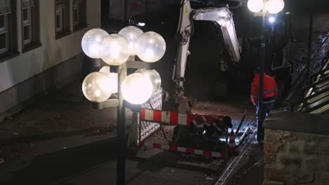 Trabajadores-De-La-Construcción-Reparando-Tuberías-De-Servicio-De-Agua-Subterránea-Por-La-Noche,-Time-lapse