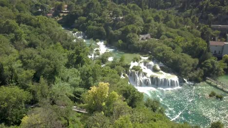 Toma-Aérea-De-Dron-4k-De-La-Cascada-De-Krka-En-El-Parque-Nacional---Sibenik,-Croacia,-Toma-Panorámica,-Inclinación-Y-Panorámica