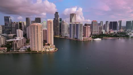 Skyline-Der-Innenstadt-Von-Miami-Zur-Violetten-Goldenen-Stunde-Mit-Wolkenkratzern-Und-Fluss