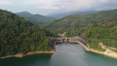 Energía-Hidroeléctrica-Energía-Hidroeléctrica-Energía-Renovable-Embalse-Tranquilo-Enclavado-Entre-Colinas-Boscosas-En-La-Presa-De-Banglang