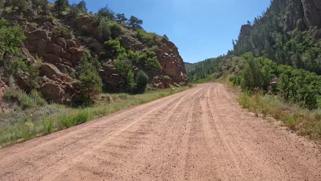 POV---Fahrt-Auf-Der-Phantom-Canyon-Road-Mit-Steilen-Böschungen-Auf-Beiden-Seiten-Der-Straße