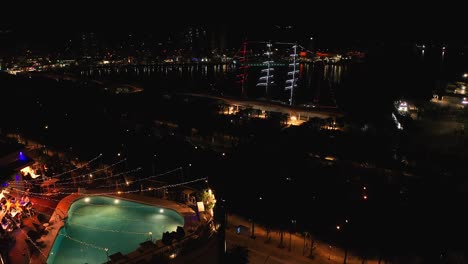 Vista-Aérea-Con-Dron-De-La-Catedral-De-Málaga-Por-La-Noche,-Andalucía,-España