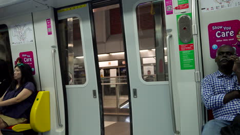 Automatic-safety-door-closing,-passenger-rail-carriage,-train-station