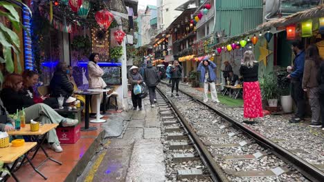 Calles-De-Trenes-De-Hanoi,-Vietnam:-Los-10-Mejores-Destinos-Turísticos