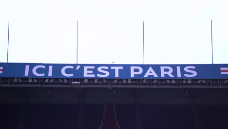 Aquí-Está-El-Cartel-De-París-O-Aquí-Está-El-Cartel-De-París-En-El-Estadio-De-Fútbol-Parc-De-Princes,-Sede-Del-Paris-Saint-Germain,-Primer-Plano