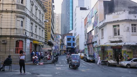 Calle-Urbana-Animada-En-El-Centro-De-Cali,-Colombia:-Tráfico,-Peatones