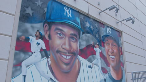 Weite-Schwenk-Rechts-Von-Einem-Yankees-Baseball-Wandbild-Im-Bronx-Terminal-Market