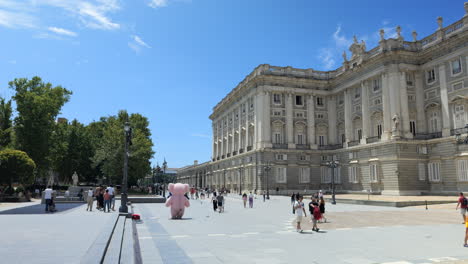 Tourists-on-a-Sunny-Day-in-Madrid-in-front-of-the-Royal-Palace-STATIC