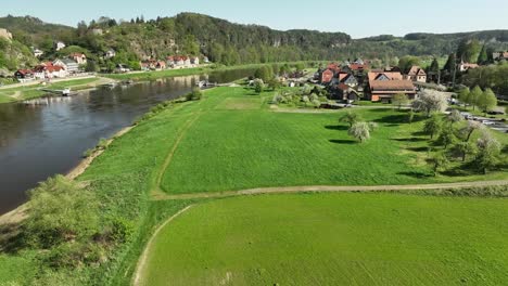 Vista-Aérea-Frontal-Que-Muestra-El-Río-Elba-Y-El-Pueblo-De-Kurort-Rathen-En-Alemania