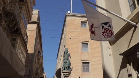 Una-Toma-Inclinada-Hacia-Abajo-De-La-Antigua-Calle-De-La-Panadería-En-La-Valeta,-Malta