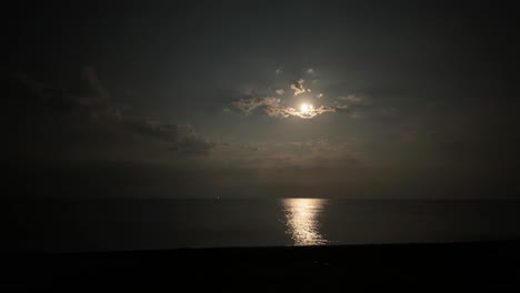 Vídeo-Time-lapse-De-La-Luna-Moviéndose-Por-El-Cielo-Sobre-El-Mar-Negro-En-Crimea,-Rusia