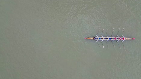 Aerial-perpendicular-drone-view-of-align-people-kayaking-on-the-Neckar-river-in-Heidelberg,-Baden-Württemberg,-Germany