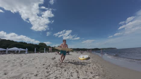 Kaukasischer-Junge-Beim-Skimboarden-Am-Strand,-Ostsee