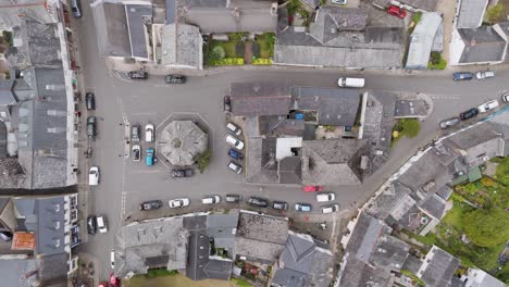 Vista-Aérea-Desde-Arriba-Del-Centro-De-Chagford,-Una-Pequeña-Ciudad-Comercial-En-Dartmoor,-Devon,-Inglaterra