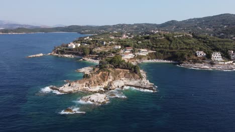 Vista-Aérea-En-ángulo-Hacia-Abajo-Sobre-Las-Playas-De-Kanoni,-Pipitos-Y-Bataria-Y-Los-Muros-Del-Castillo-De-Kassiopi,-Corfú,-Grecia