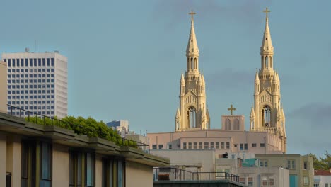 Vídeo-Estático-De-La-Iglesia-De-San-Pablo-Y-San-Pedro-En-San-Francisco-Con-Pájaros-Volando