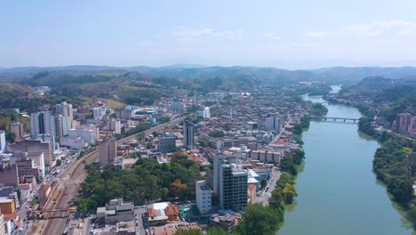 Soleada-Vista-Aérea-Sobre-El-Río-Paraíba-Do-Sul-En-Barra-Mansa,-Río-De-Janeiro,-Brasil