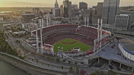 Cincinnati,-Ohio,-Luftaufnahme-Eines-V65-Überflugs-über-Den-Fluss-Rund-Um-Den-Great-American-Ball-Park,-Aufnahme-Eines-Baseballspiels-Im-Stadion-Und-Des-Sonnenuntergangs-In-Der-Innenstadt-–-Aufgenommen-Mit-Mavic-3-Pro-Cine-–-September-2023