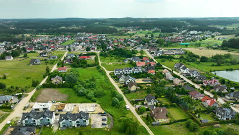 Vista-Aérea-De-Una-Zona-Residencial-En-Un-Pequeño-Pueblo,-Con-Casas-Y-Vegetación.