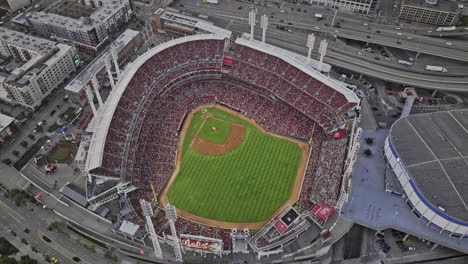 Vista-Aérea-Del-V72-De-Cincinnati,-Ohio,-Sobrevolando-El-Great-American-Ball-Park,-Capturando-Al-Equipo-De-Los-Reds-En-Acción-En-Su-Cancha-Local-Durante-Un-Juego-De-Béisbol.-Filmado-Con-Mavic-3-Pro-Cine,-Septiembre-De-2023