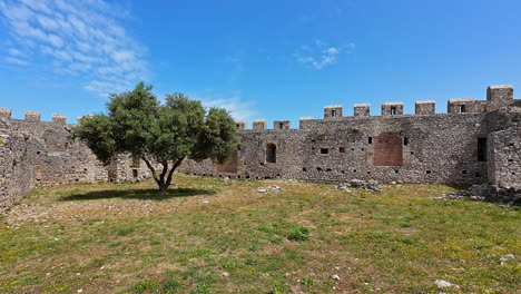 Castillo-Medieval-Franco-De-Chlemoutsi,-Clermont,-Grecia,-Antiguas-Murallas-De-Piedra