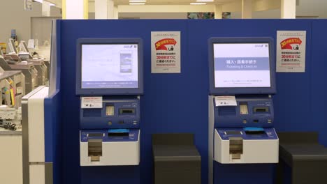 Toma-Deslizante-De-Derecha-A-Izquierda-De-Tres-Máquinas-De-Auto-Check-in-En-El-Aeropuerto-De-Kobe