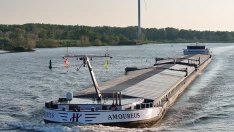 Buque-Granelero-Amoureus-Cruzando-Vías-Navegables-Cerca-De-Barendrecht,-Holanda-Meridional,-Países-Bajos