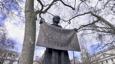 Statue-Von-Millicent-Garrett-Fawcett-Mit-Dem-Motto-„Mut-Ruft-überall-Zum-Mut-Auf“-–-Parliament-Square-Garden,-London,-England-–-24.-März-2024