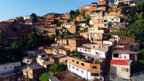 Vista-Aérea-De-Una-Favela-Cerca-De-Caracas,-Venezuela---Fotografía-Tomada-Con-Un-Dron