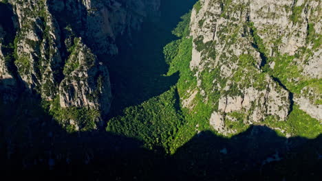 Landschaft-Der-Vikos-Schlucht-In-Nordgriechenland---Drohnenaufnahme