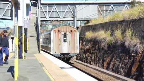 Locomotora-Diésel-De-Queensland-Rail,-Tren-2195A,-Clase-2170,-Propiedad-De-QR,-Que-Sale-De-La-Plataforma-De-La-Estación-Bowen-Hills