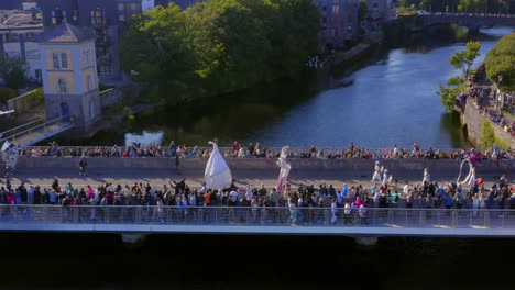 Pegasus-Parade-überquert-Die-Wolfe-Tone-Brücke-Während-Des-Galway-Arts-Festival