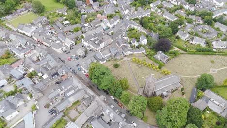 Drone-fly-up-exterior-of-the-centre-of-Chagford,-a-small-market-town-in-Dartmoor,-Devon,-England