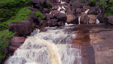 Cascadas-Escalonadas-Con-Rocas-En-El-Salto-Ángel-En-El-Parque-Nacional-Canaima,-Venezuela