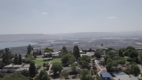 Enthüllung-Des-See-Genezareth-Durch-Überflug-Des-Kibbuz-Alomat-Mit-Einer-Drohne---Ein-Wolkenloser-Sommertag